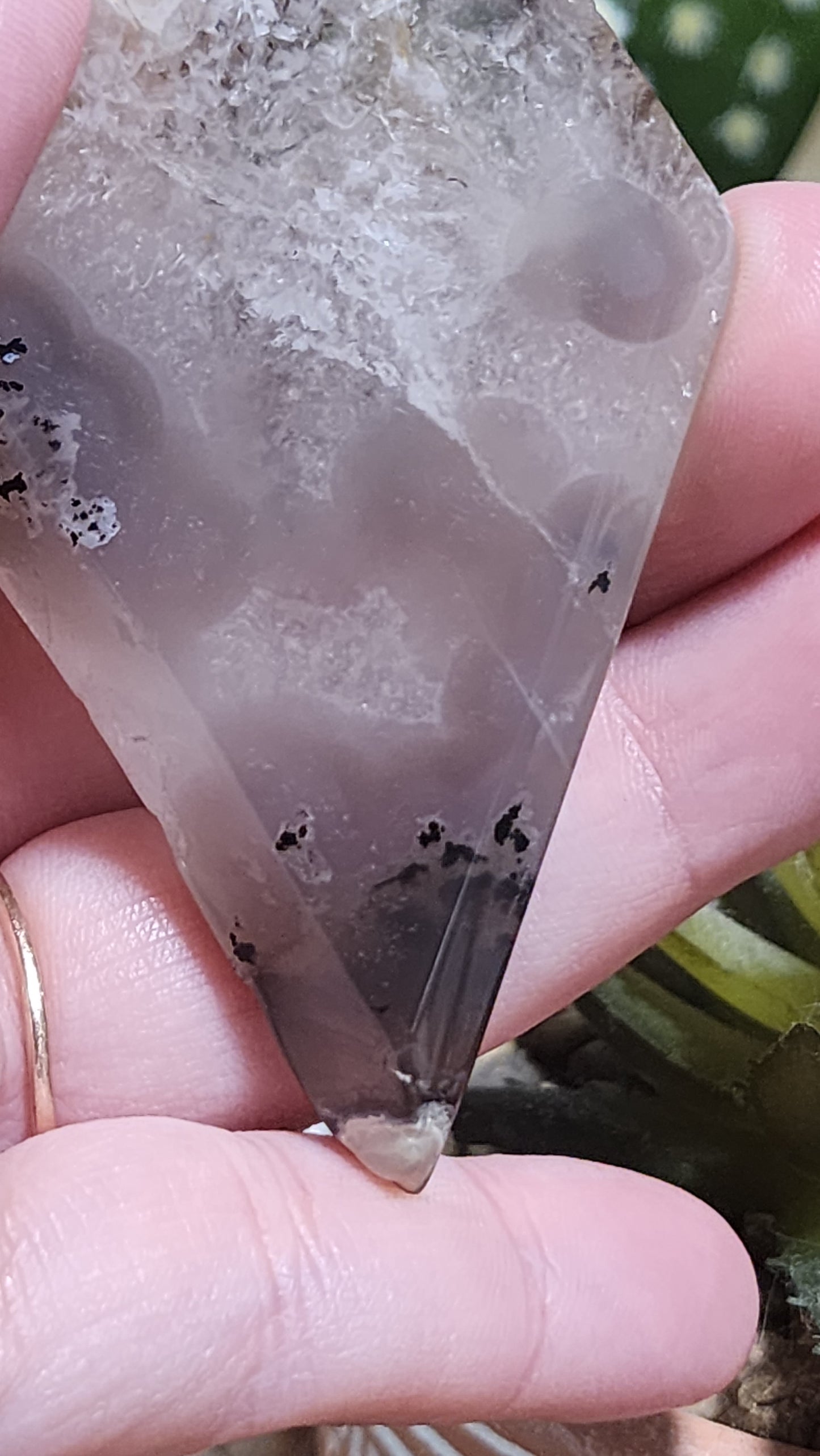 Volcano agate diamond with stand
