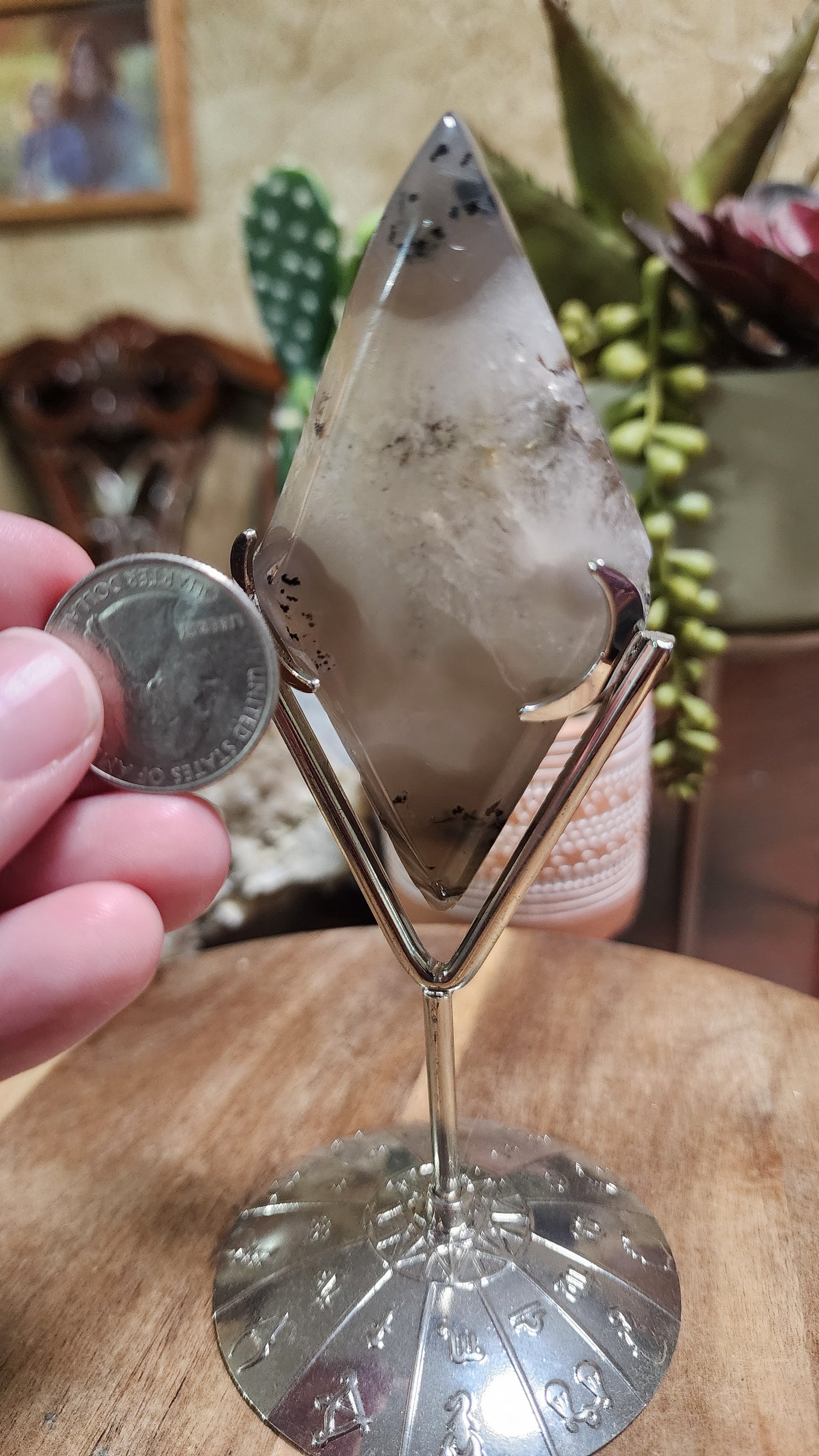 Volcano agate diamond with stand