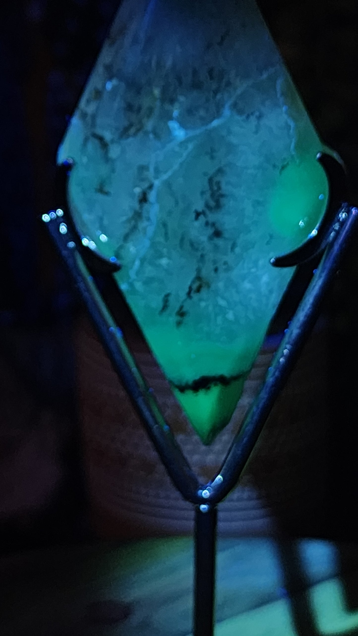 Volcano agate diamond with stand