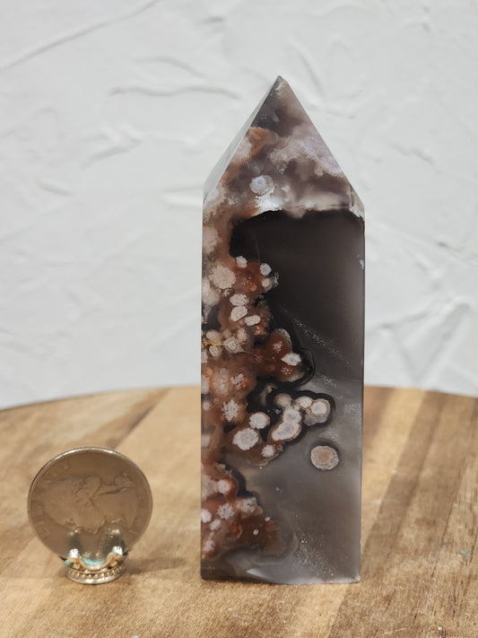 Black flower agate tower